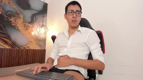 Snapshot of nicolasfine chatting on December 3, 1:31 pm nicolasfine online show from December 3, 1:31 pm