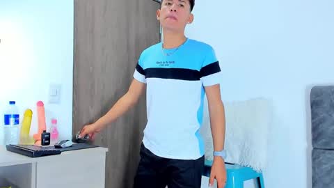 Snapshot of nicolastorres__ chatting on November 19, 4:23 am nicolastorres__ online show from November 19, 4:23 am