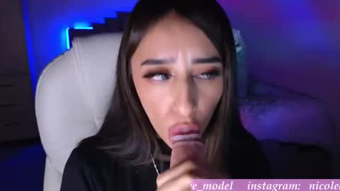 Snapshot of nicole_edwards chatting on December 5, 6:11 am Nicole online show from December 5, 6:11 am