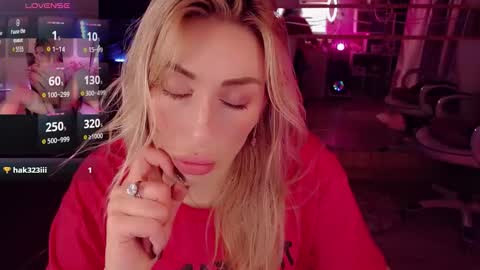 Snapshot of nicole_g0ld_ chatting on October 17, 11:18 pm Nicole online show from October 17, 11:18 pm