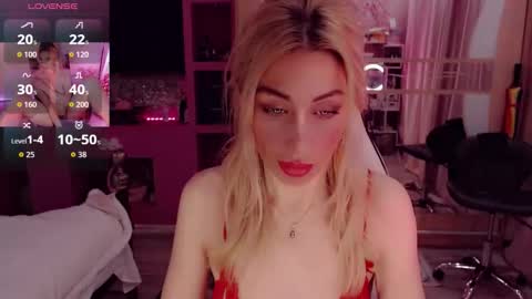 Snapshot of nicole_g0ld_ chatting on November 2, 8:11 pm Nicole online show from November 2, 8:11 pm