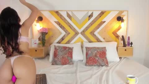 Snapshot of nicole_haley chatting on February 24, 3:20 pm Nicole Haley online show from February 24, 3:20 pm