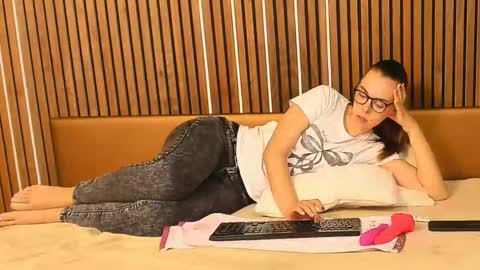 Nicole AKG online show from September 19, 7:21 am