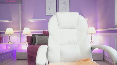 Snapshot of nicolecrawft chatting on October 9, 7:23 pm Nicole Crawft online show from October 9, 7:23 pm