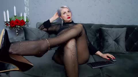 Snapshot of nicoledom chatting on February 10, 4:36 pm Nicole Domme online show from February 10, 4:36 pm