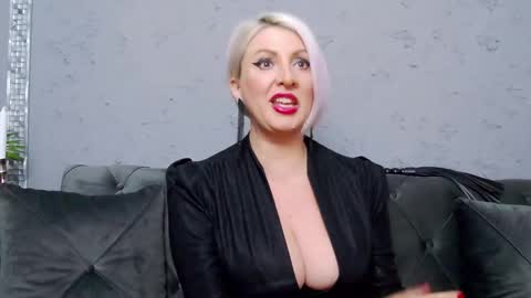 Snapshot of nicoledom chatting on February 28, 2:09 pm Nicole Domme online show from February 28, 2:09 pm