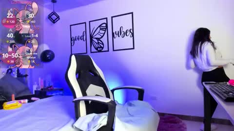 Snapshot of nicolee_millerr chatting on October 28, 12:09 pm nicolee millerr online show from October 28, 12:09 pm