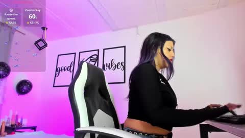 Snapshot of nicolee_millerr chatting on November 4, 12:59 pm nicolee millerr online show from November 4, 12:59 pm