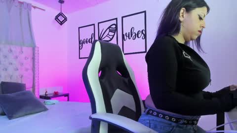 Snapshot of nicolee_millerr chatting on April 27, 12:36 pm nicolee millerr online show from April 27, 12:36 pm