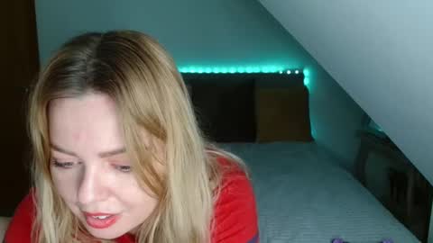 Snapshot of nicolelinharts chatting on December 16, 7:10 pm Birthday online show from December 16, 7:10 pm