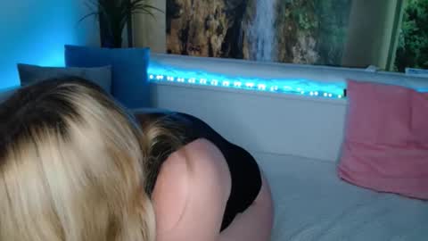 Snapshot of nicolelinharts chatting on October 22, 8:08 pm Birthday online show from October 22, 8:08 pm