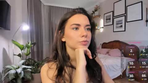 Snapshot of nicoleluuv chatting on December 14, 5:40 pm Dua Lipa online show from December 14, 5:40 pm