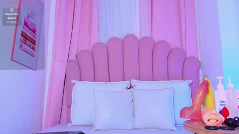 nicolemadrird online show from February 26, 11:20 am