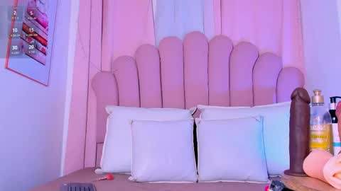 nicolemadrird online show from April 25, 2:25 pm