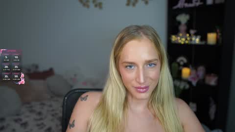 Snapshot of nicolette__shea_ chatting on December 4, 2:04 pm nicolette__shea_ online show from December 4, 2:04 pm