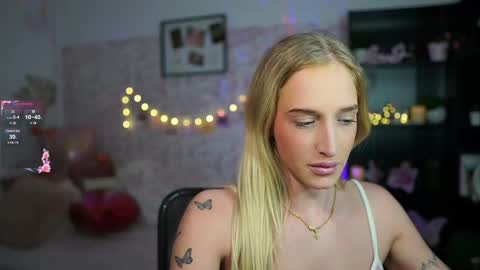 Snapshot of nicolette__shea_ chatting on February 11, 5:18 pm nicolette__shea_ online show from February 11, 5:18 pm