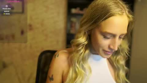 Snapshot of nicolette__shea_ chatting on October 18, 7:20 am nicolette__shea_ online show from October 18, 7:20 am