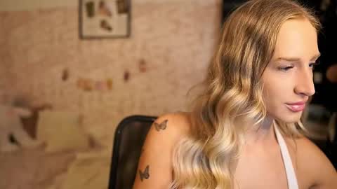 Snapshot of nicolette__shea_ chatting on October 28, 8:29 am nicolette__shea_ online show from October 28, 8:29 am