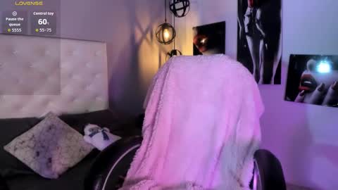 Snapshot of nicollee_heart chatting on December 14, 2:00 pm Nicolle online show from December 14, 2:00 pm