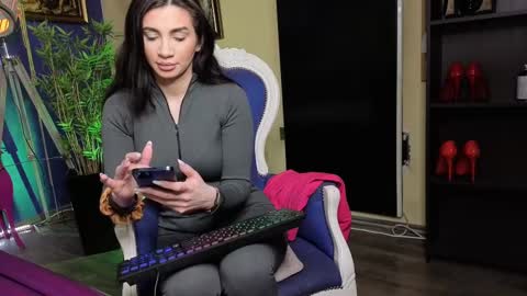 Snapshot of nicollepalmer chatting on February 20, 7:23 am Nicolle online show from February 20, 7:23 am