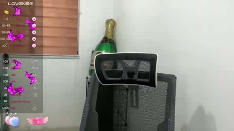 Snapshot of nicollete_snow chatting on January 6, 10:24 am NIC 333 online show from January 6, 10:24 am