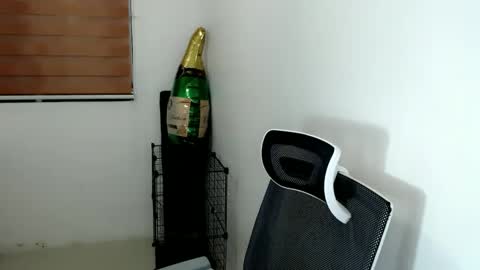 Snapshot of nicollete_snow chatting on January 14, 7:06 am NIC 333 online show from January 14, 7:06 am