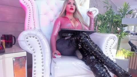 Snapshot of nicollette_miller chatting on January 4, 2:56 pm Nicollette Miller online show from January 4, 2:56 pm