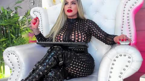 Snapshot of nicollette_miller chatting on January 16, 3:13 pm Nicollette Miller online show from January 16, 3:13 pm