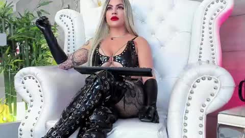 Snapshot of nicollette_miller chatting on February 10, 3:21 pm Nicollette Miller online show from February 10, 3:21 pm