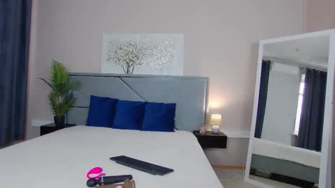 Snapshot of nicolros chatting on December 14, 9:36 am NicolRos online show from December 14, 9:36 am