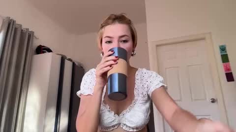 Snapshot of night_jelly chatting on February 12, 9:15 am Aurora online show from February 12, 9:15 am