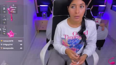 Snapshot of nikibryce_ chatting on December 18, 5:00 pm Niki online show from December 18, 5:00 pm