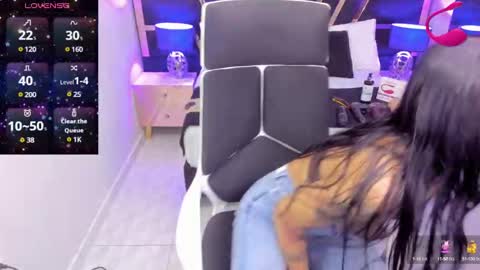 Snapshot of nikibryce_ chatting on February 9, 1:35 pm Niki online show from February 9, 1:35 pm