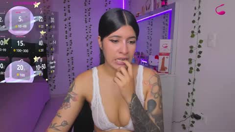 Snapshot of nikibryce_ chatting on November 6, 8:10 pm Niki online show from November 6, 8:10 pm