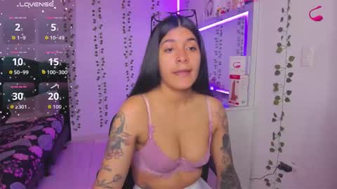 Snapshot of nikibryce_ chatting on November 23, 4:18 pm Niki online show from November 23, 4:18 pm