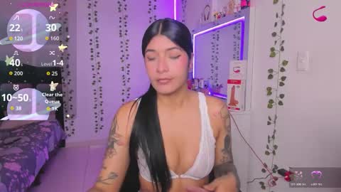 Snapshot of nikibryce_ chatting on December 14, 1:49 pm Niki online show from December 14, 1:49 pm