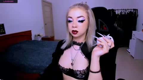 nikigoddesss online show from April 6, 4:21 am