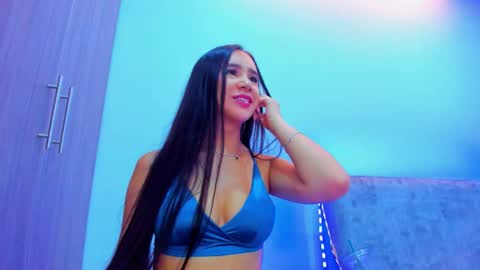 Snapshot of nikii_white chatting on March 21, 8:19 am nikii_white online show from March 21, 8:19 am