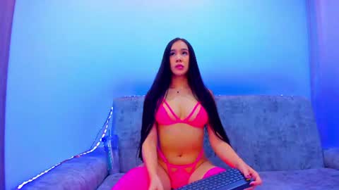 Snapshot of nikii_white chatting on July 10, 5:01 am nikii_white online show from July 10, 5:01 am