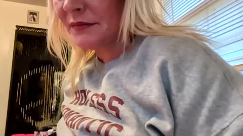 nikki32313 online show from May 8, 10:20 am