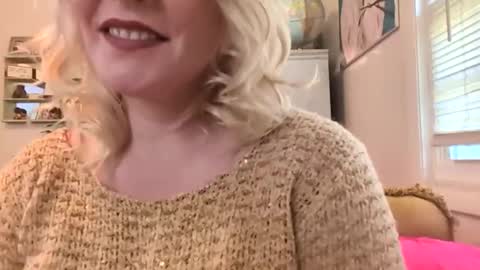 nikki32313 online show from May 10, 10:15 pm