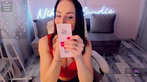 nikki_blondiee online show from January 22, 7:03 am