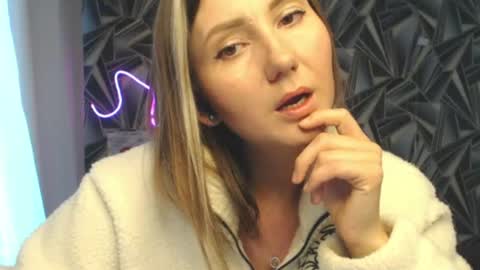 nikkikiss___ online show from June 19, 1:32 am