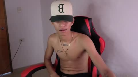 niklaus_wolf online show from April 29, 7:53 pm