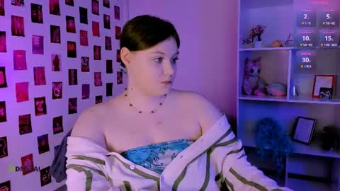 Snapshot of nikol_kitt chatting on June 29, 6:41 pm Little Niko Help me reach my goals online show from June 29, 6:41 pm