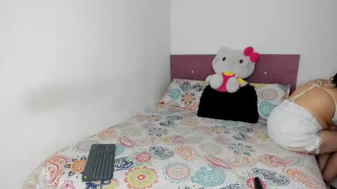 Snapshot of nikoleevanss chatting on February 5, 2:38 am Nikole online show from February 5, 2:38 am