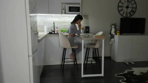 Bella online show from September 29, 8:02 pm