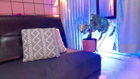 nina_belle_ online show from March 23, 1:15 pm