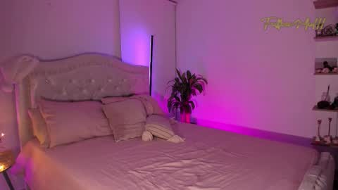 Snapshot of ninaa_sky chatting on December 4, 12:31 am online show from December 4, 12:31 am