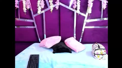 ninaa_velvet online show from November 22, 1:59 am